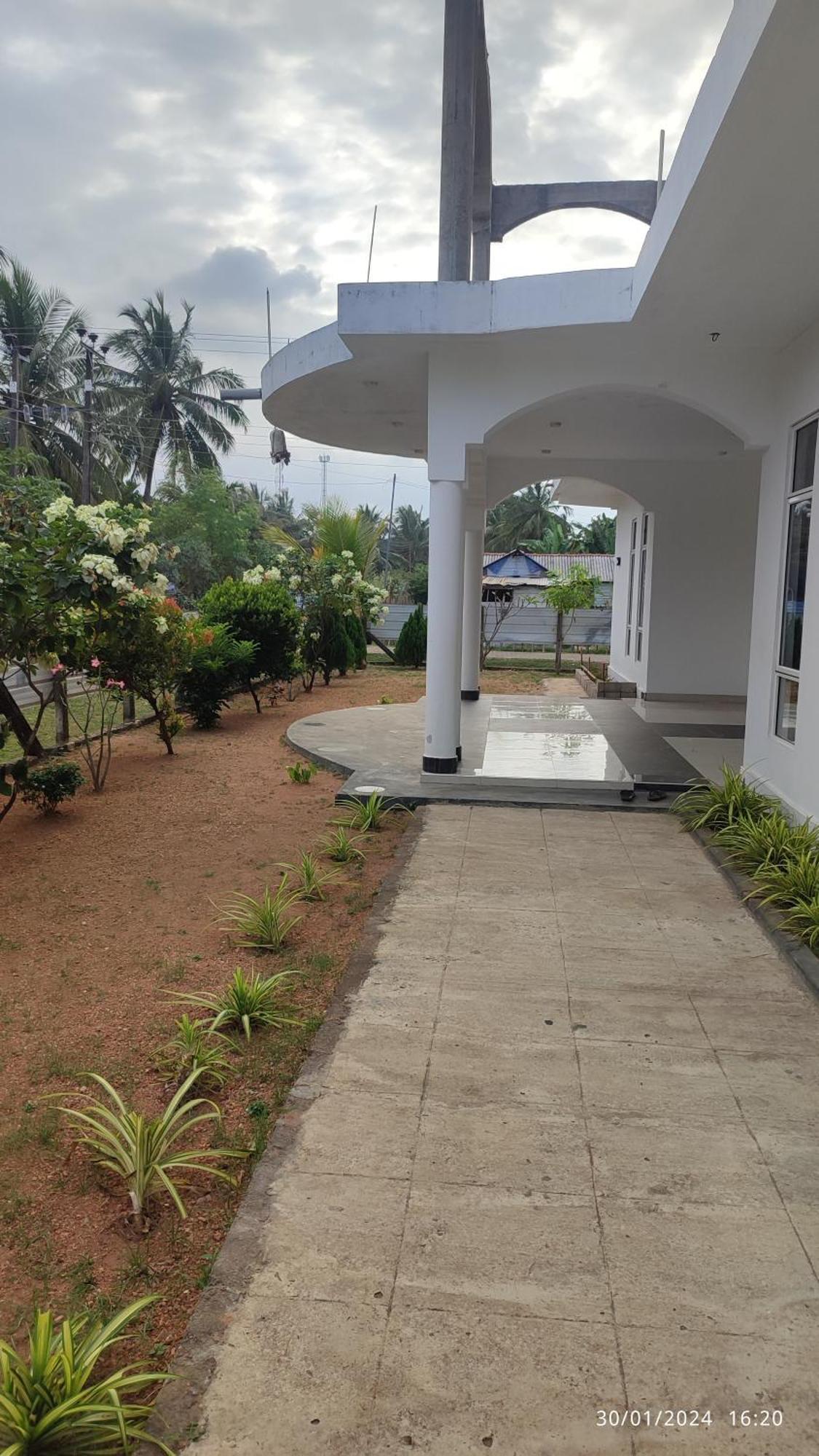 Laxsume Guest House Nilaveli Esterno foto